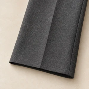 Ourlet invisible sur un pantalon gris, sans piqûre apparente à l’extérieur.